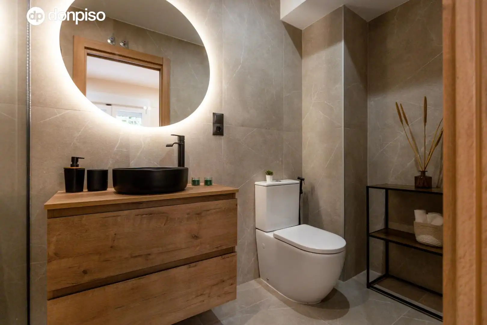 Badezimmer von Wohnungen zum Verkauf in Granada mit Klimaanlage und Heizung