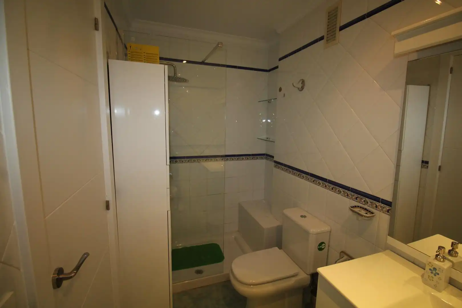 Baño de Piso de alquiler en Granada con Aire acondicionado, Calefacción y Jardín privado