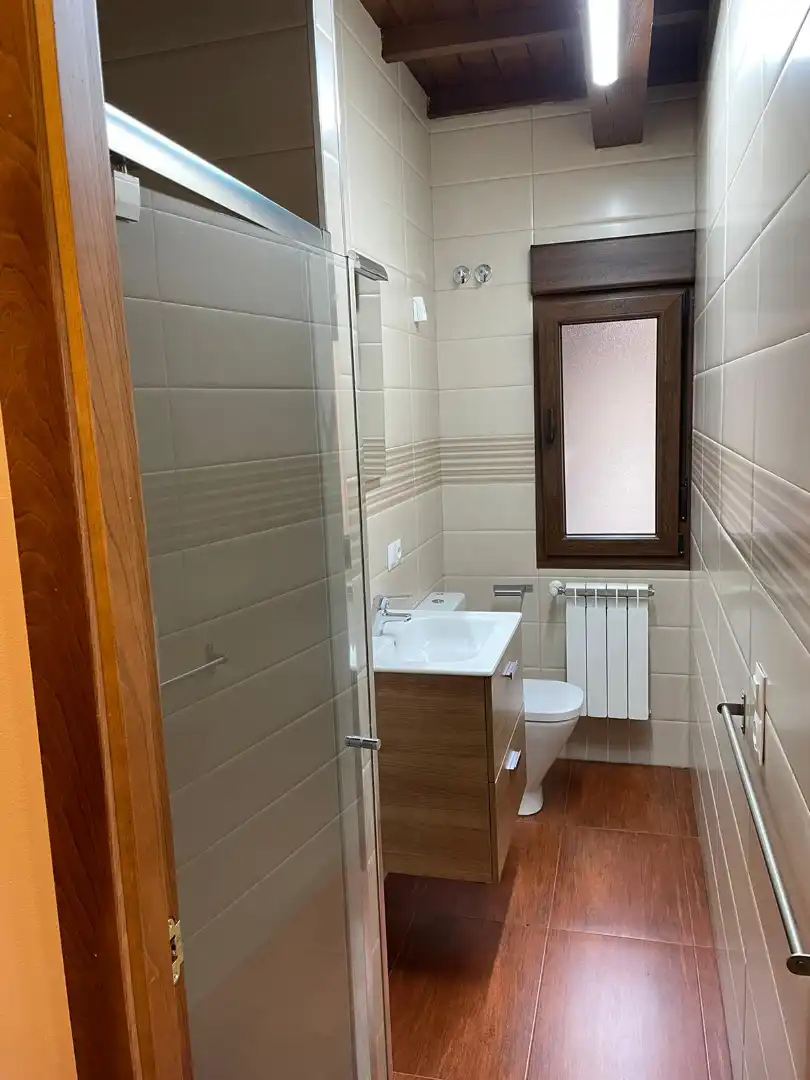 Baño de Finca rústica de alquiler en Tineo con Calefacción, Jardín privado y Parquet