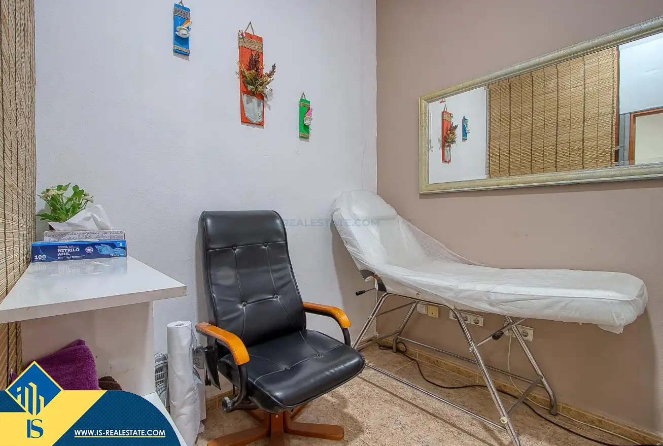 Dormitori de Local en venda en Torrevieja amb Aire condicionat, Calefacció i Moblat