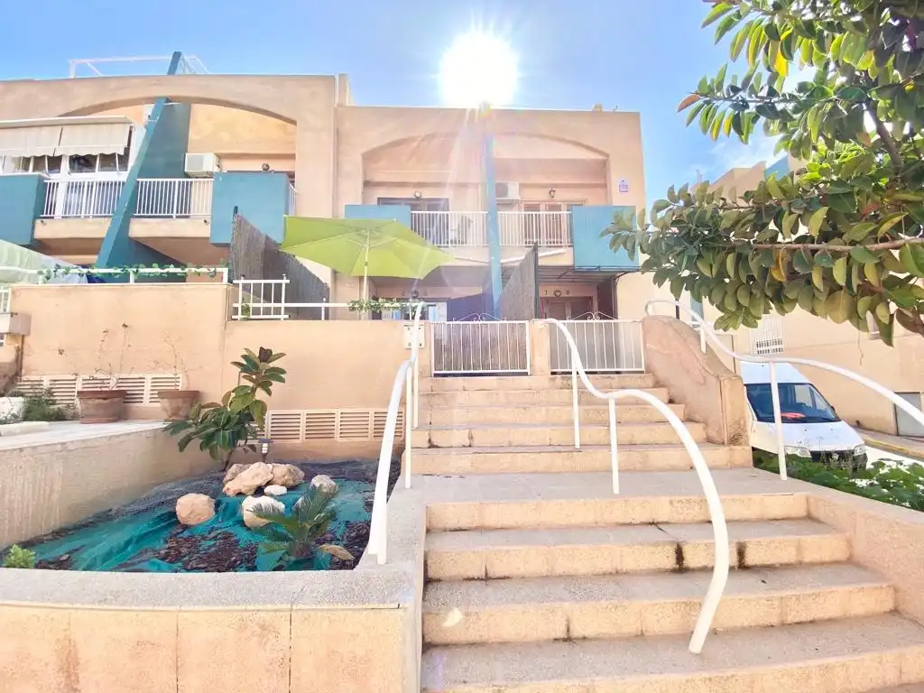 Vista exterior de Planta baja de alquiler en Torrevieja con Jardín privado, Terraza y Piscina
