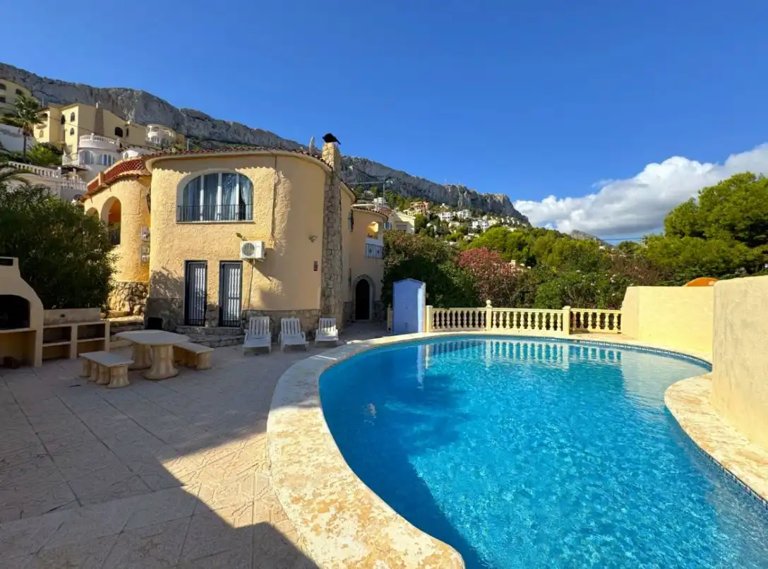 Vista exterior de Casa o xalet en venda en Calpe / Calp amb Aire condicionat, Calefacció i Jardí privat