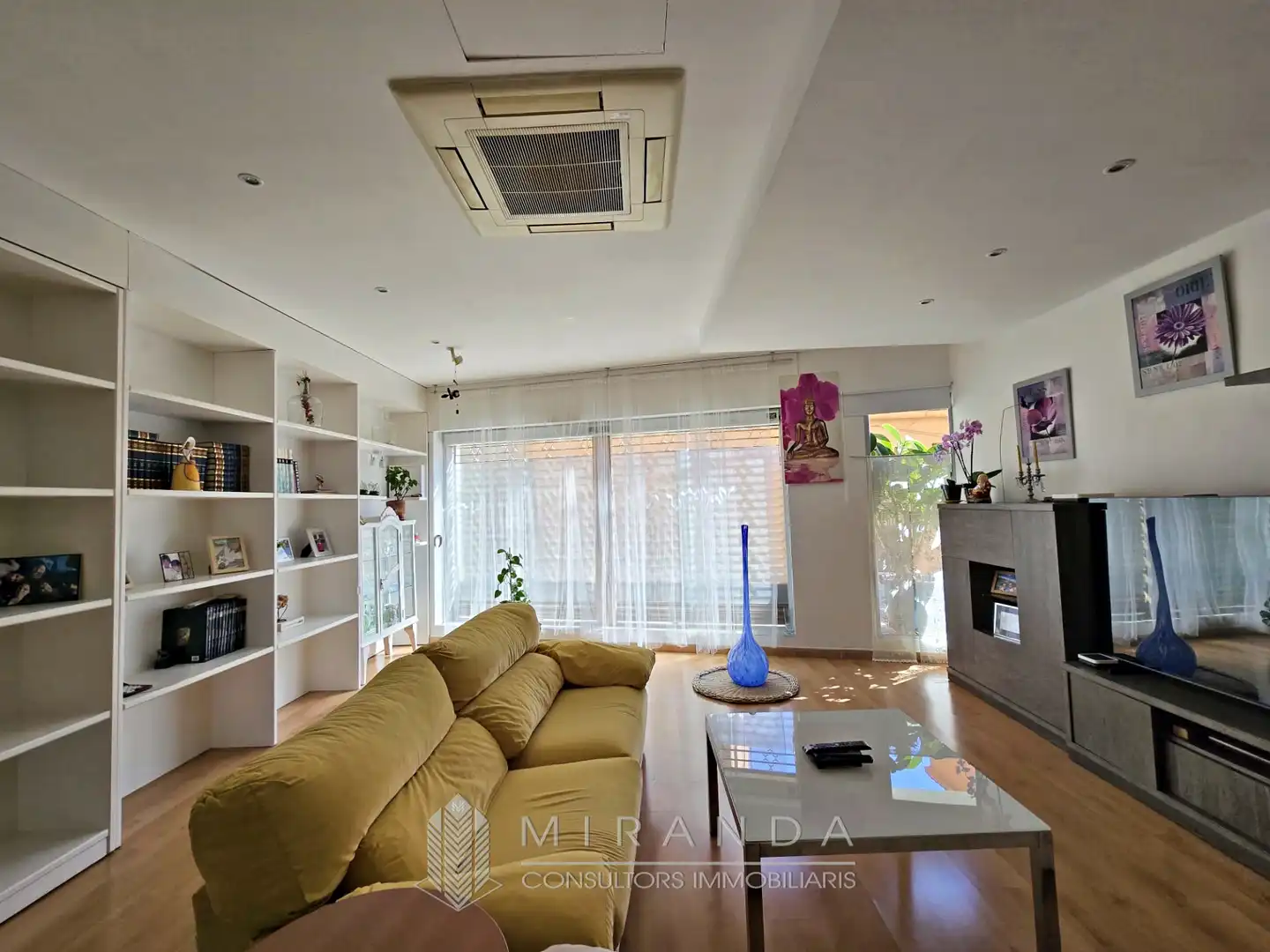 Sala de estar de Casa adosada de alquiler con opción a compra en Breda con Aire acondicionado, Calefacción y Parquet