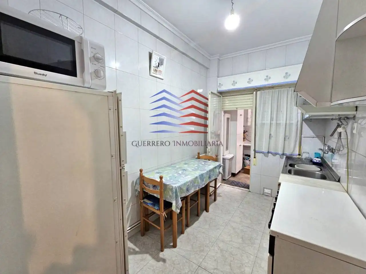 Cuina de Apartament de lloguer en Ourense Capital  amb Calefacció, Terrassa i Traster