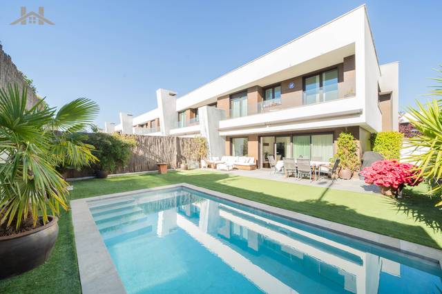 Casa-chalet en Venta en Avenida de la Armada Española en Cortijo Sur