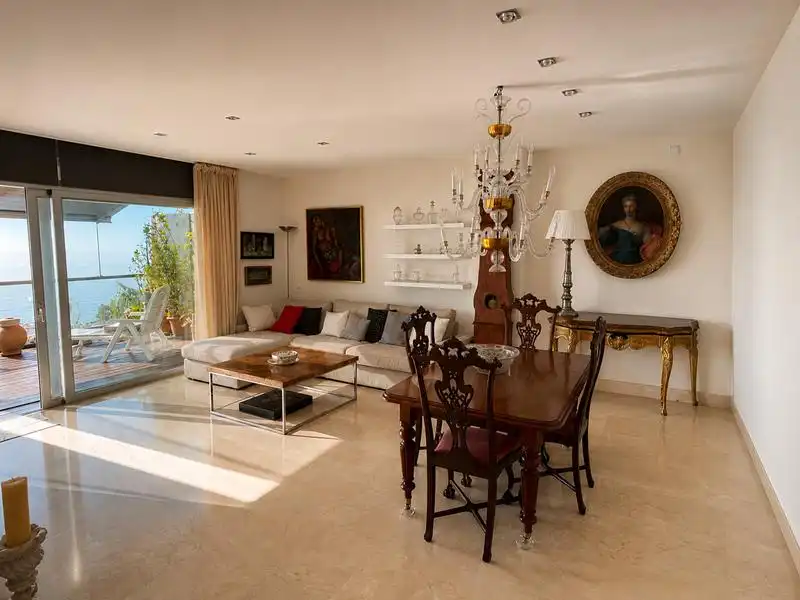 Wohnzimmer von Dachboden zum Verkauf in Manilva mit Klimaanlage, Heizung und Privatgarten