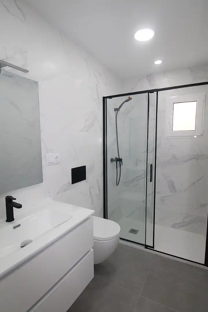 Bany de Apartament de lloguer en Valencia amb Parquet, Moblat i Forn