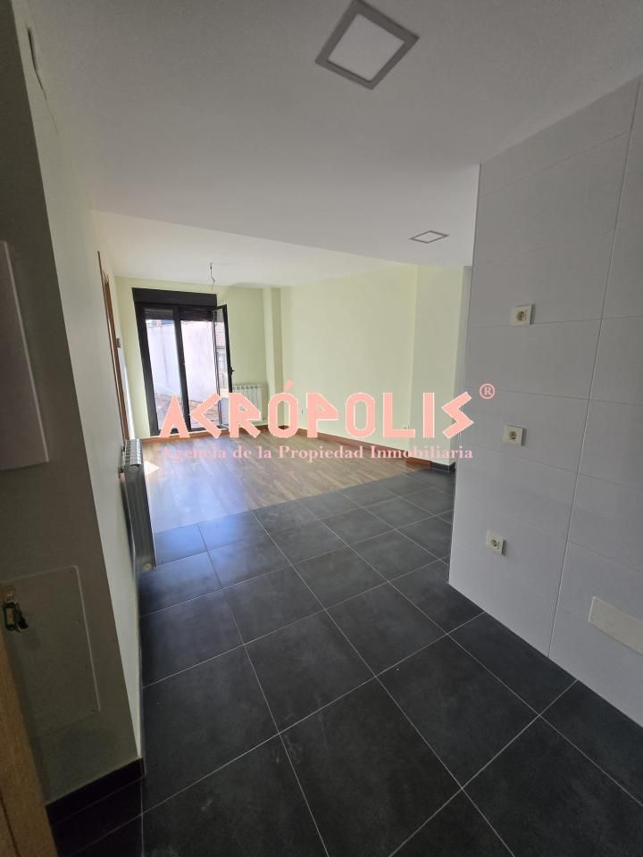 Dormitori de Dúplex en venda en Puebla de Lillo amb Calefacció, Terrassa i Traster