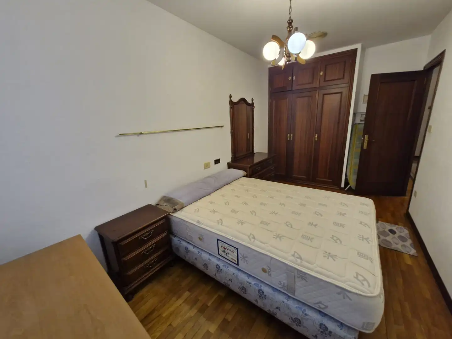 Dormitori de Pis de lloguer en Ourense Capital  amb Calefacció, Parquet i Moblat