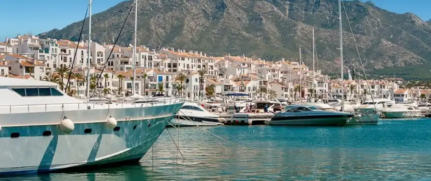 Vista exterior de Pis en venda en Marbella amb Aire condicionat, Terrassa i Rentadora