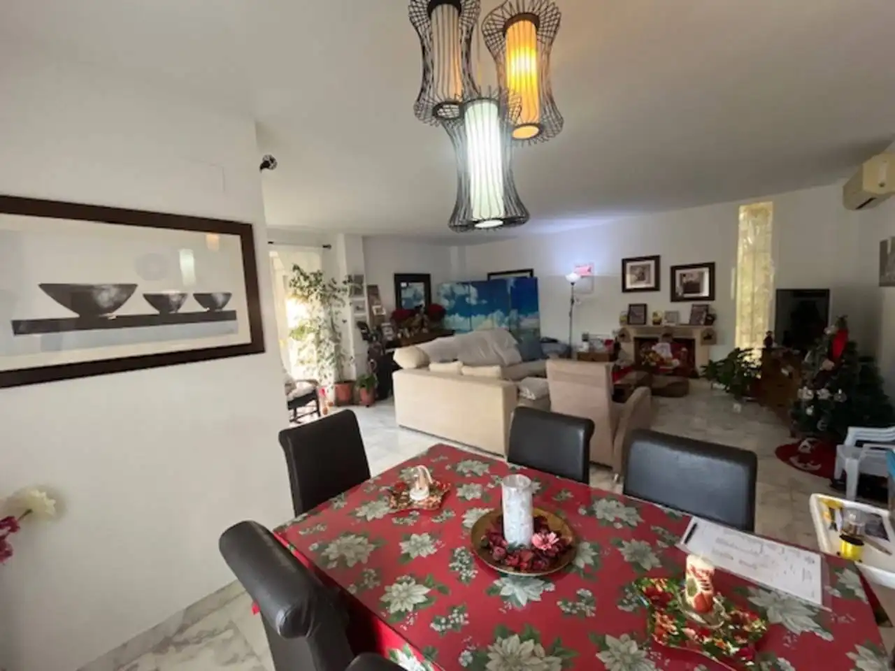 Esszimmer von Einfamilien-Reihenhaus zum Verkauf in Estepona mit Klimaanlage, Privatgarten und Parkett
