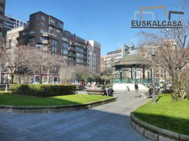 Vista exterior de Pis en venda en Errekalde