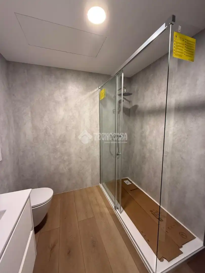 Badezimmer von Wohnung zur Miete in Camas mit Terrasse und Abstellraum