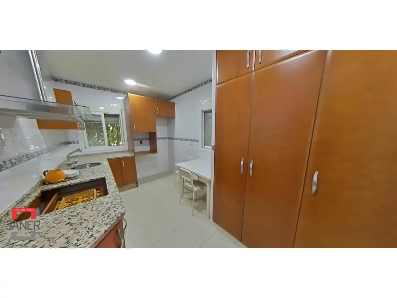 Cuina de Casa o xalet en venda en Tomares amb Aire condicionat, Jardí privat i Terrassa