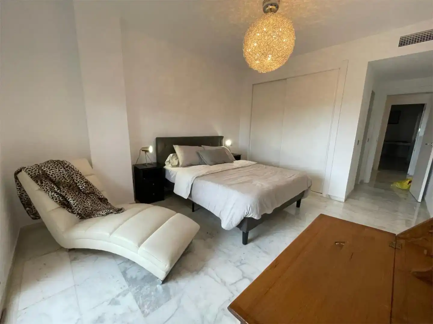 Habitación de Apartamento en venta en Marbella con Aire acondicionado, Piscina y Balcón