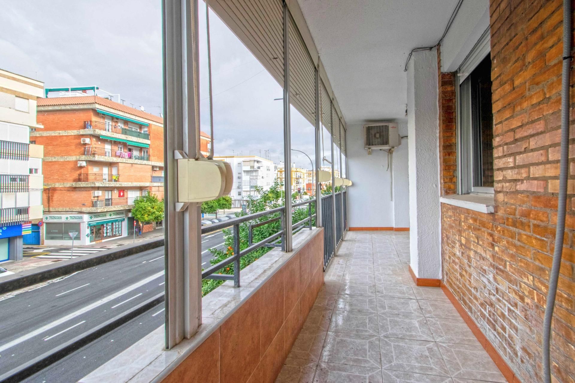 Vista exterior de Piso en venta en  Sevilla Capital con Aire acondicionado y Terraza