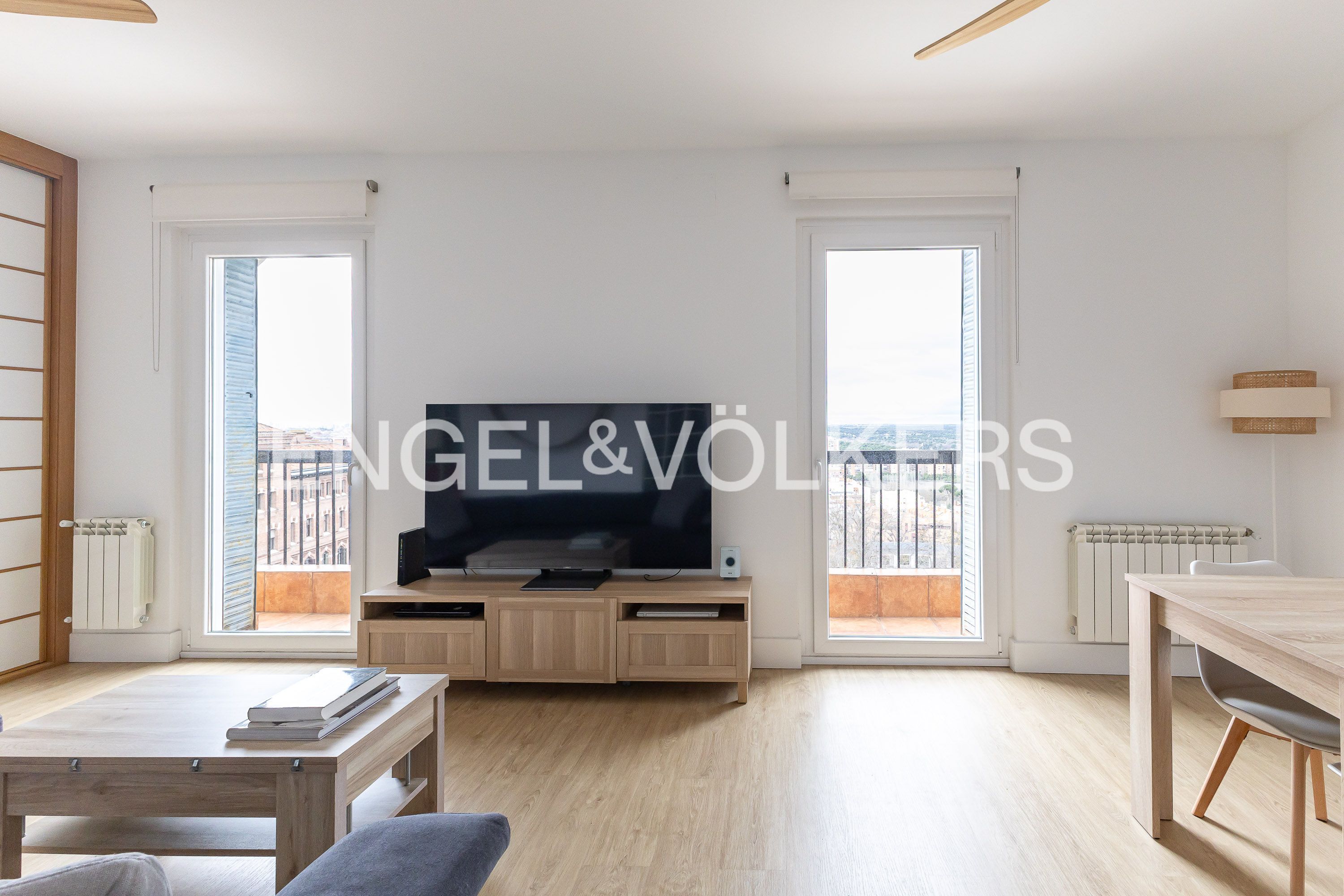 Living room of Flat for sale in  Madrid Capital  with Air Conditioner, Heating and Balcony