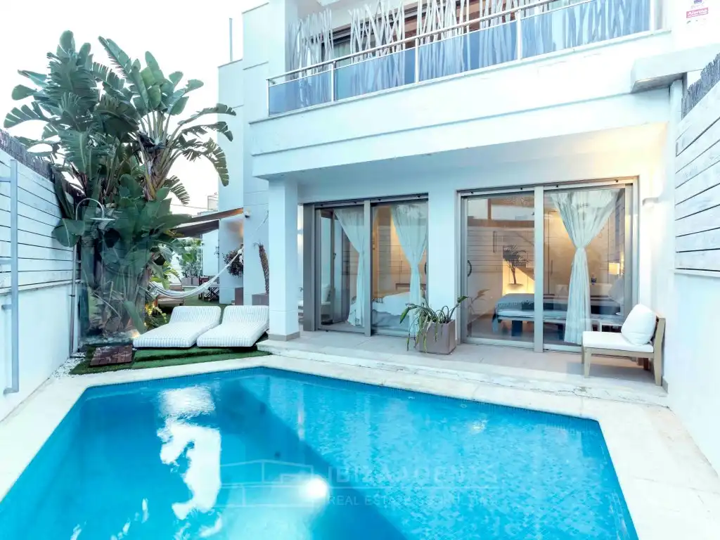 Piscina de Dúplex en venta en Eivissa con Aire acondicionado, Jardín privado y Terraza