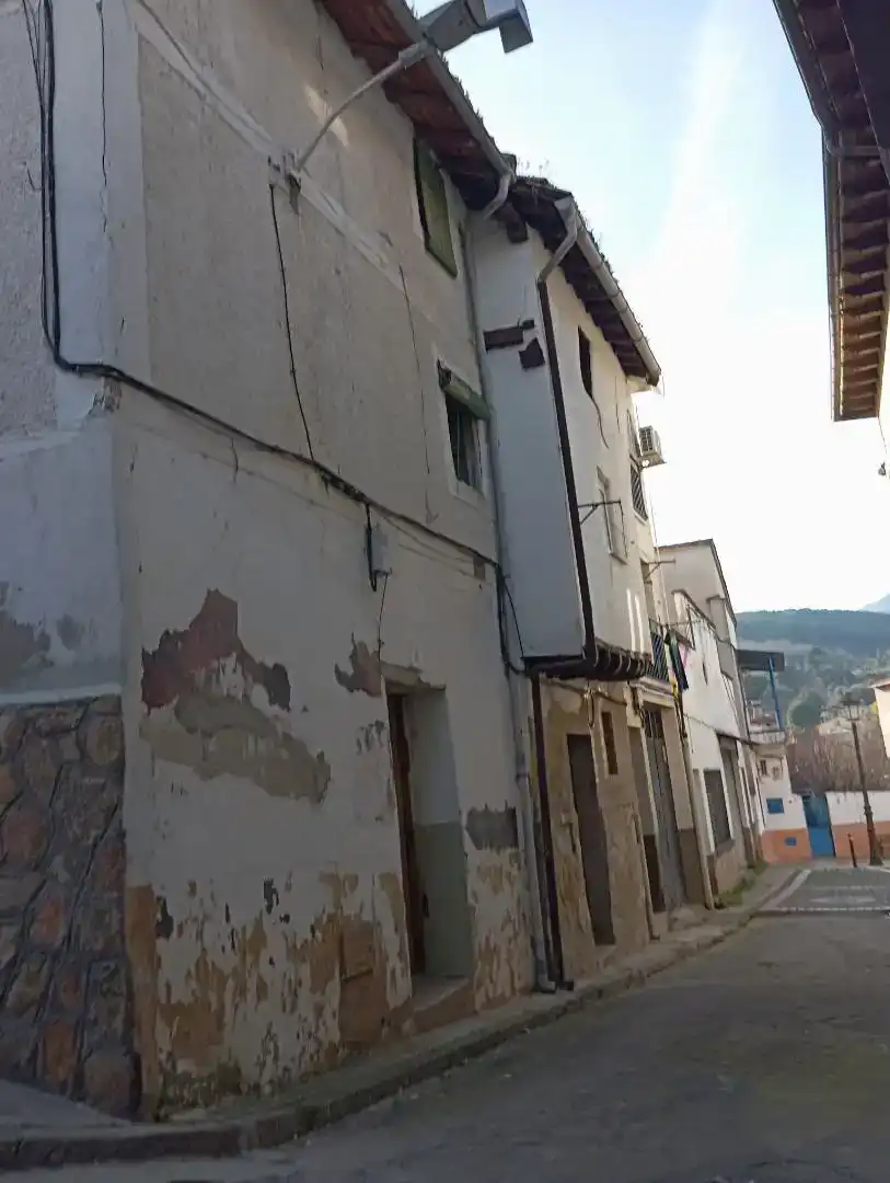 Vista exterior de Casa adosada en venda en Arenas de San Pedro amb Balcó