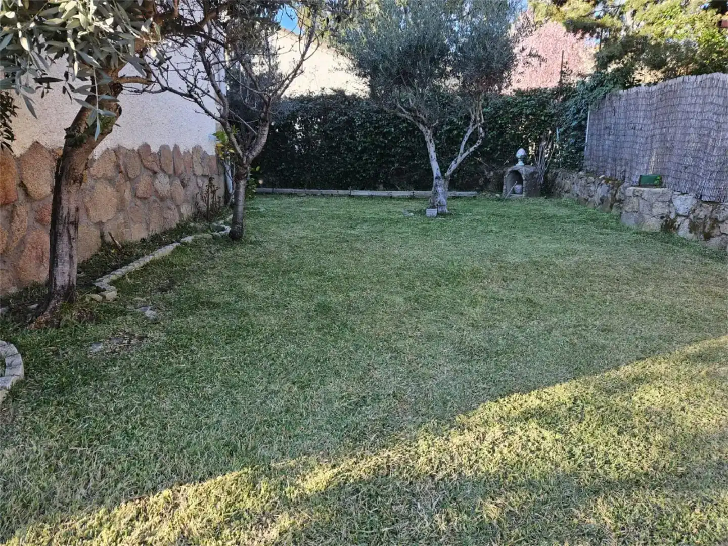 Jardí de Casa o xalet en venda en La Adrada  amb Aire condicionat, Piscina i Balcó