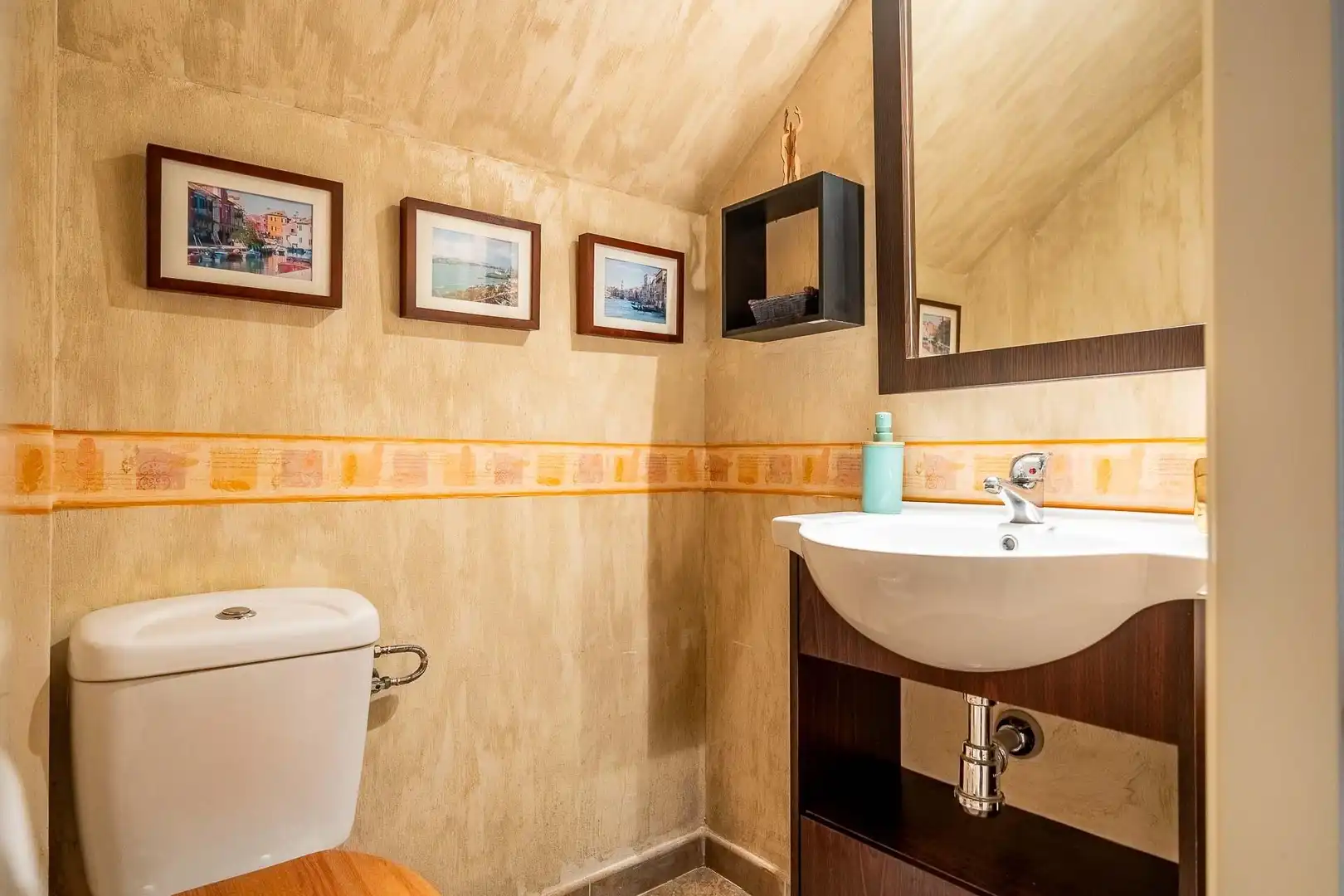 Bathroom of Houses for sale in Sevilla  with Air Conditioner, Private garden and Storage room