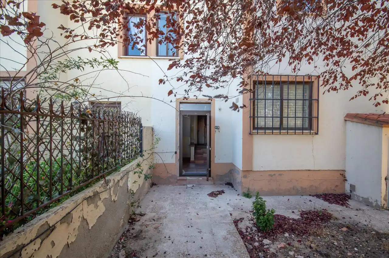 Vista exterior de Casa adosada en venda en Daimiel amb Terrassa i Piscina