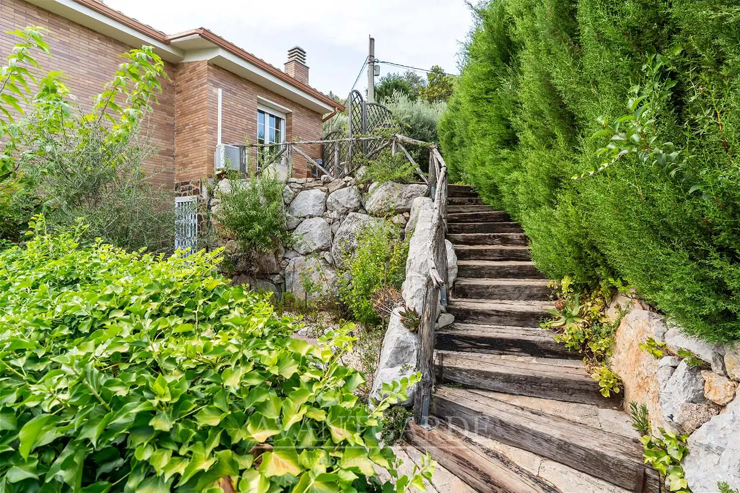 Vista exterior de Casa o xalet en venda en Pallejà amb Aire condicionat, Calefacció i Jardí privat