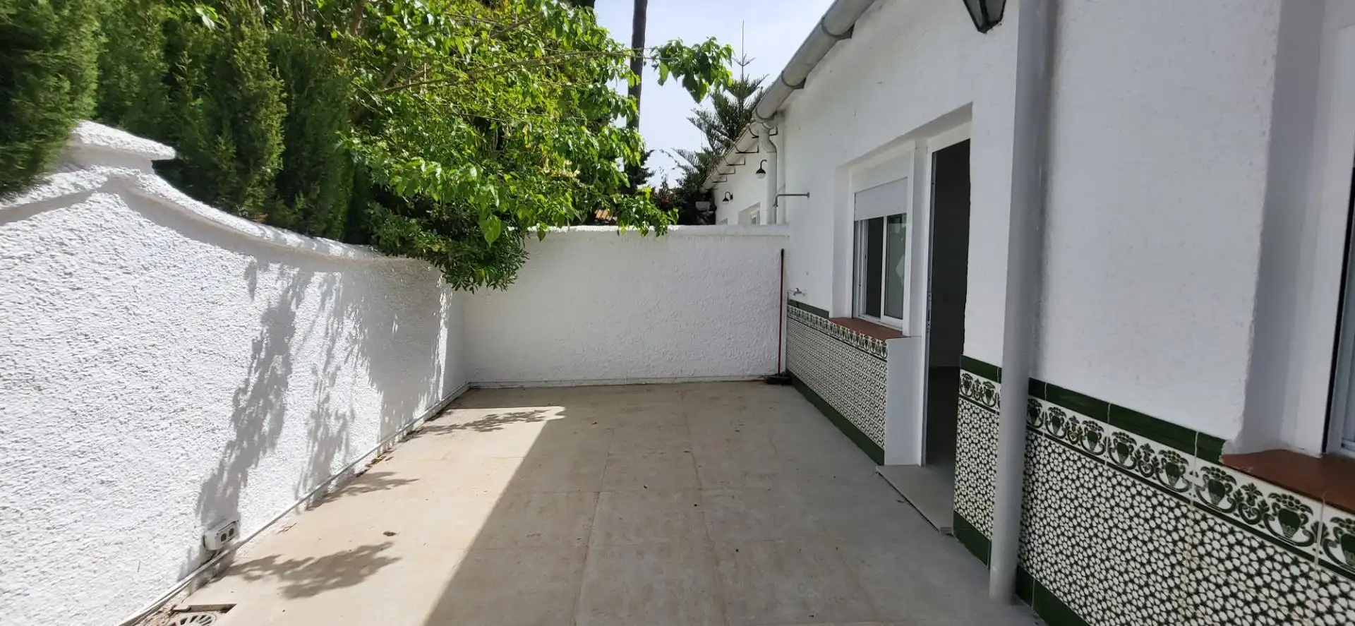 Vista exterior de Casa adosada en venta en Marbella con Piscina comunitaria