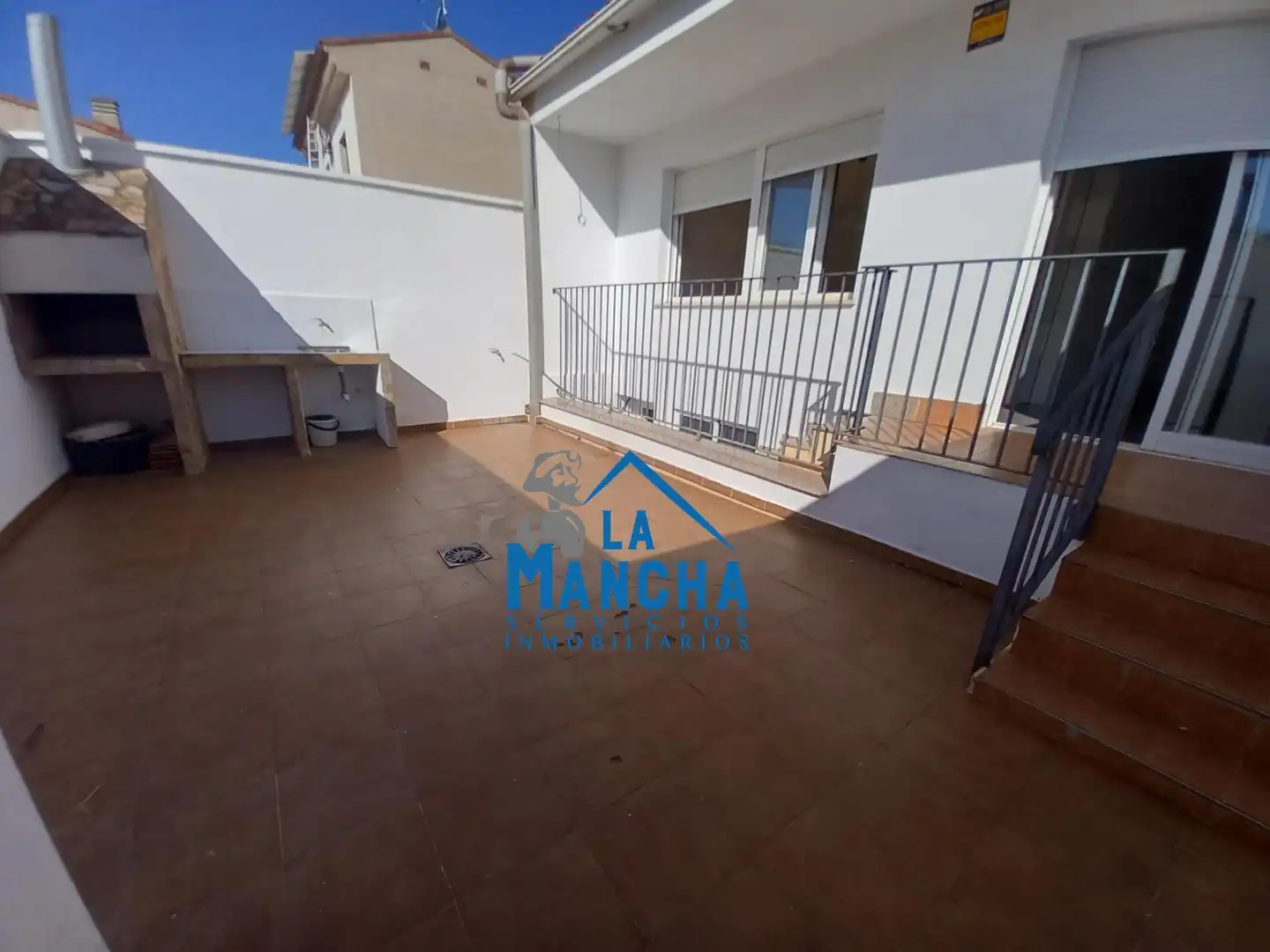 Vista exterior de Casa adosada en venda en Madrigueras amb Calefacció, Terrassa i Traster