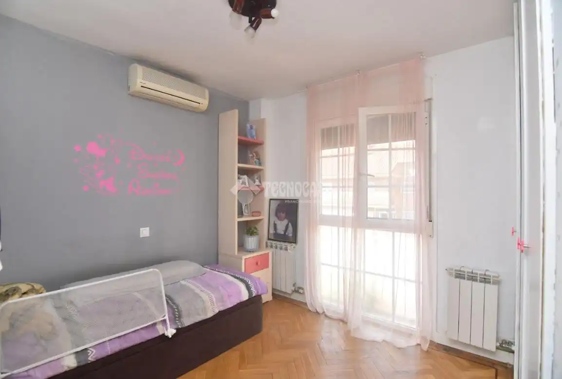 Habitación de Casa adosada en venta en Villaviciosa de Odón con Aire acondicionado, Calefacción y Piscina