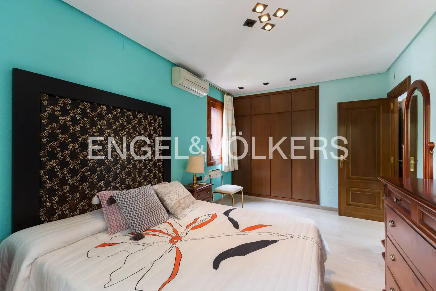 Habitación de Casa o chalet en venta en Chiva con Aire acondicionado, Calefacción y Jardín privado