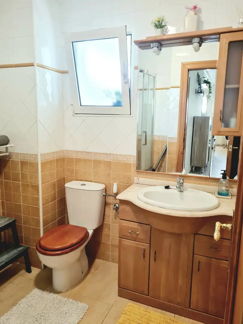 Badezimmer von Einfamilien-Reihenhaus zur Miete in Torrevieja mit Klimaanlage, Heizung und Privatgarten