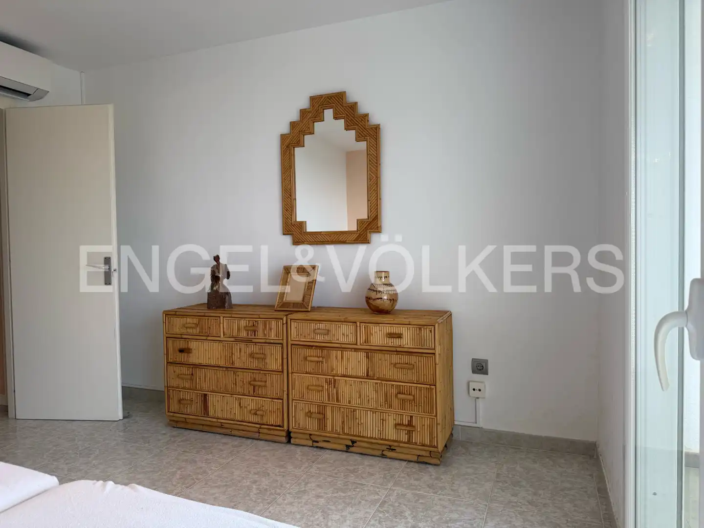 Schlafzimmer von Dachboden zum Verkauf in Salou mit Klimaanlage, Heizung und Terrasse
