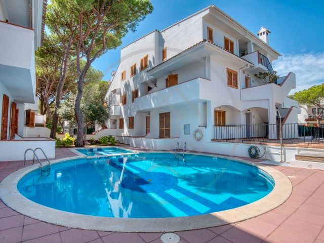 Vista exterior de Planta baixa en venda en Castell d'Aro, Platja d'Aro i s'Agaró amb Jardí privat, Traster i Piscina comunitària