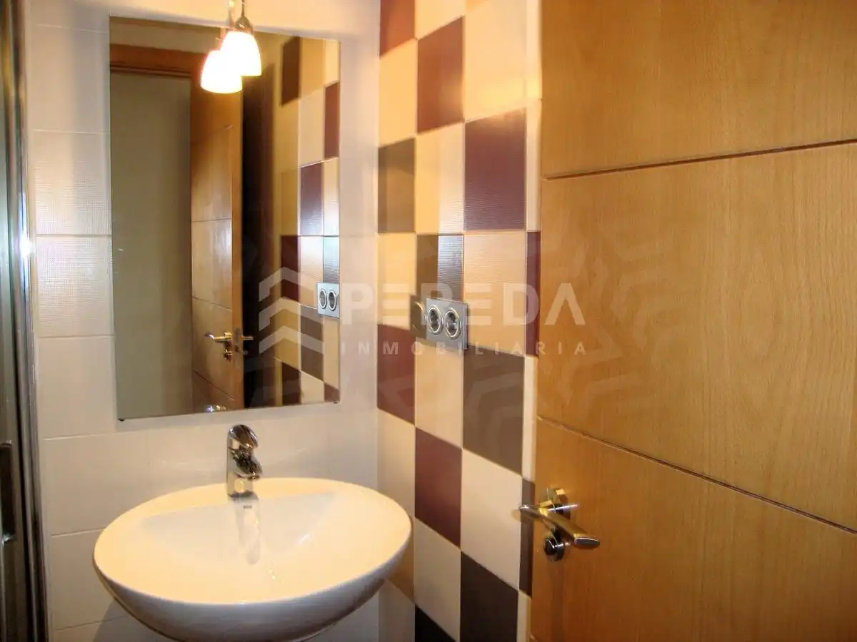Baño de Piso en venta en Roquetas de Mar con Aire acondicionado, Jardín privado y Terraza