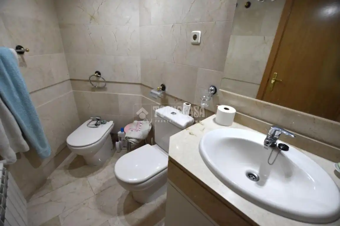 Bathroom of Flat for sale in Getafe  with Air Conditioner, Heating and Parquet flooring