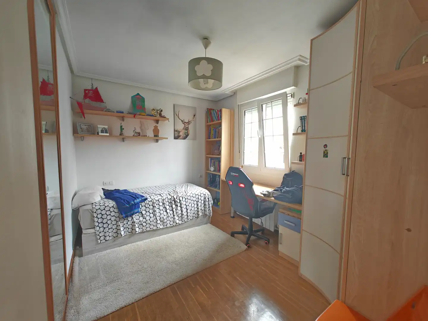 Dormitori de Casa adosada en venda en Bilbao  amb Calefacció, Terrassa i Moblat