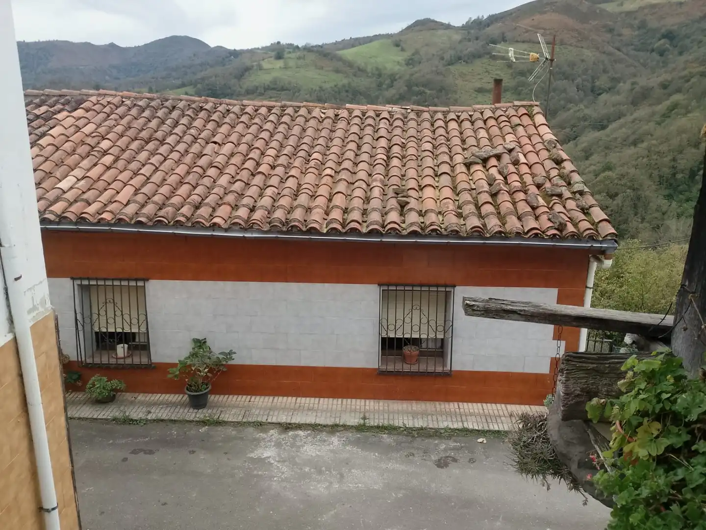 Außenansicht von Einfamilien-Reihenhaus zum Verkauf in Langreo mit Heizung, Parkett und Terrasse