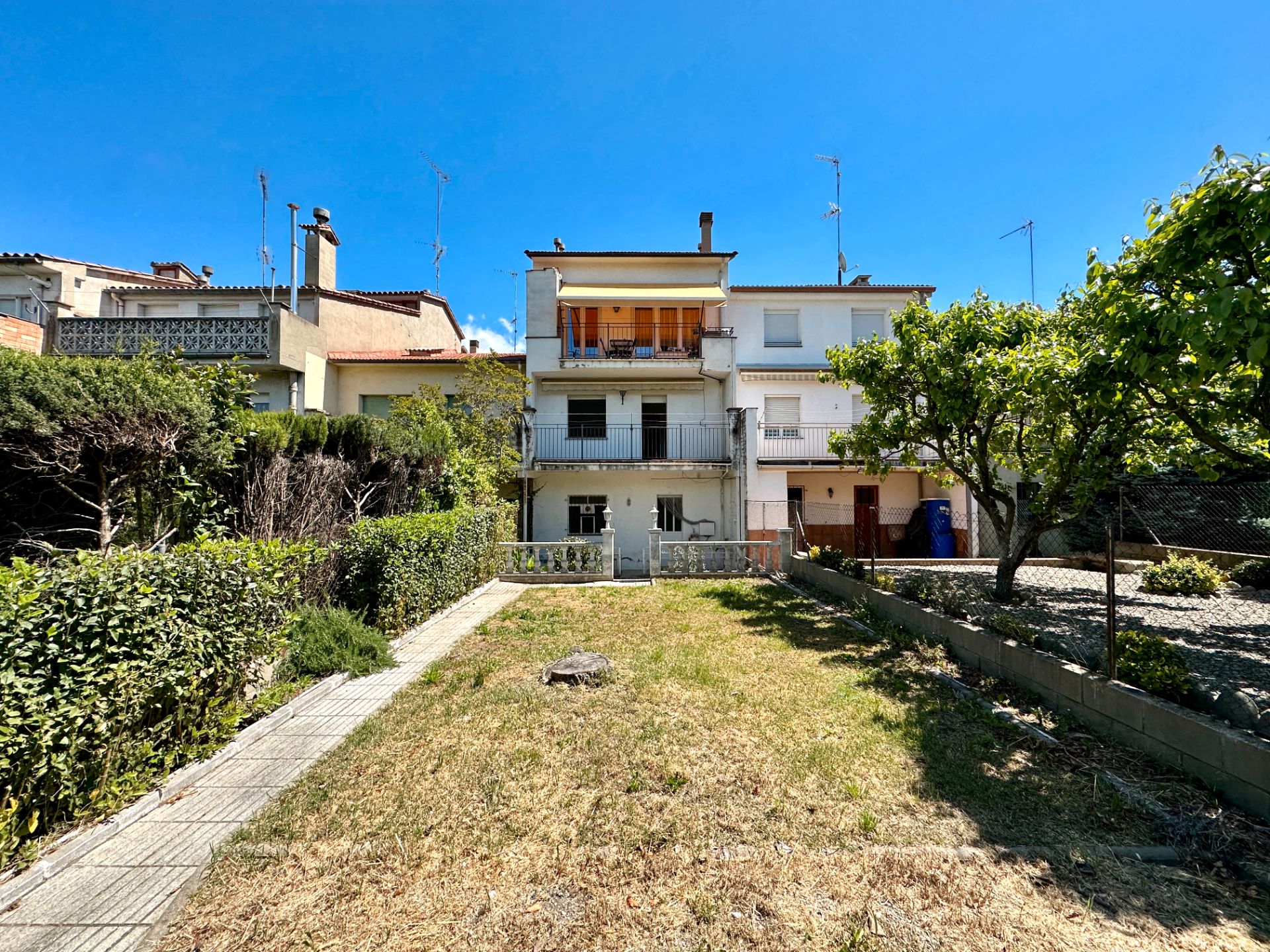 Vista exterior de Pis en venda en Torelló amb Calefacció, Jardí privat i Terrassa