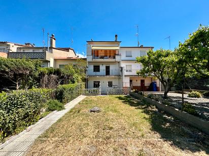 Vista exterior de Pis en venda en Torelló amb Calefacció, Jardí privat i Terrassa
