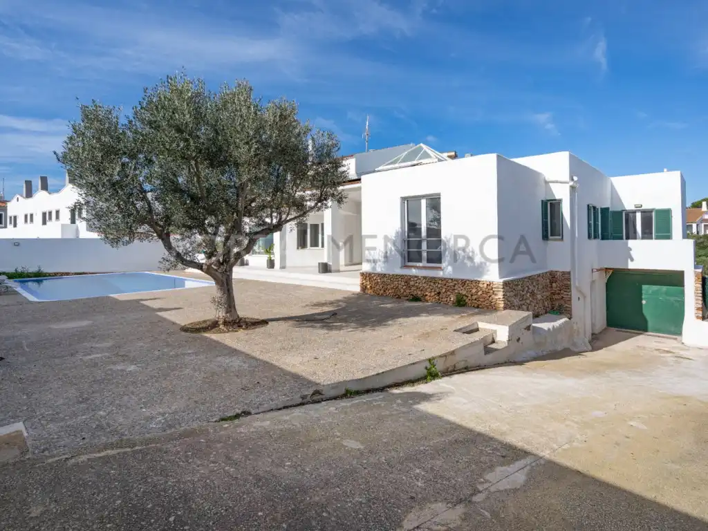 Vista exterior de Casa o xalet en venda en Ciutadella de Menorca amb Piscina