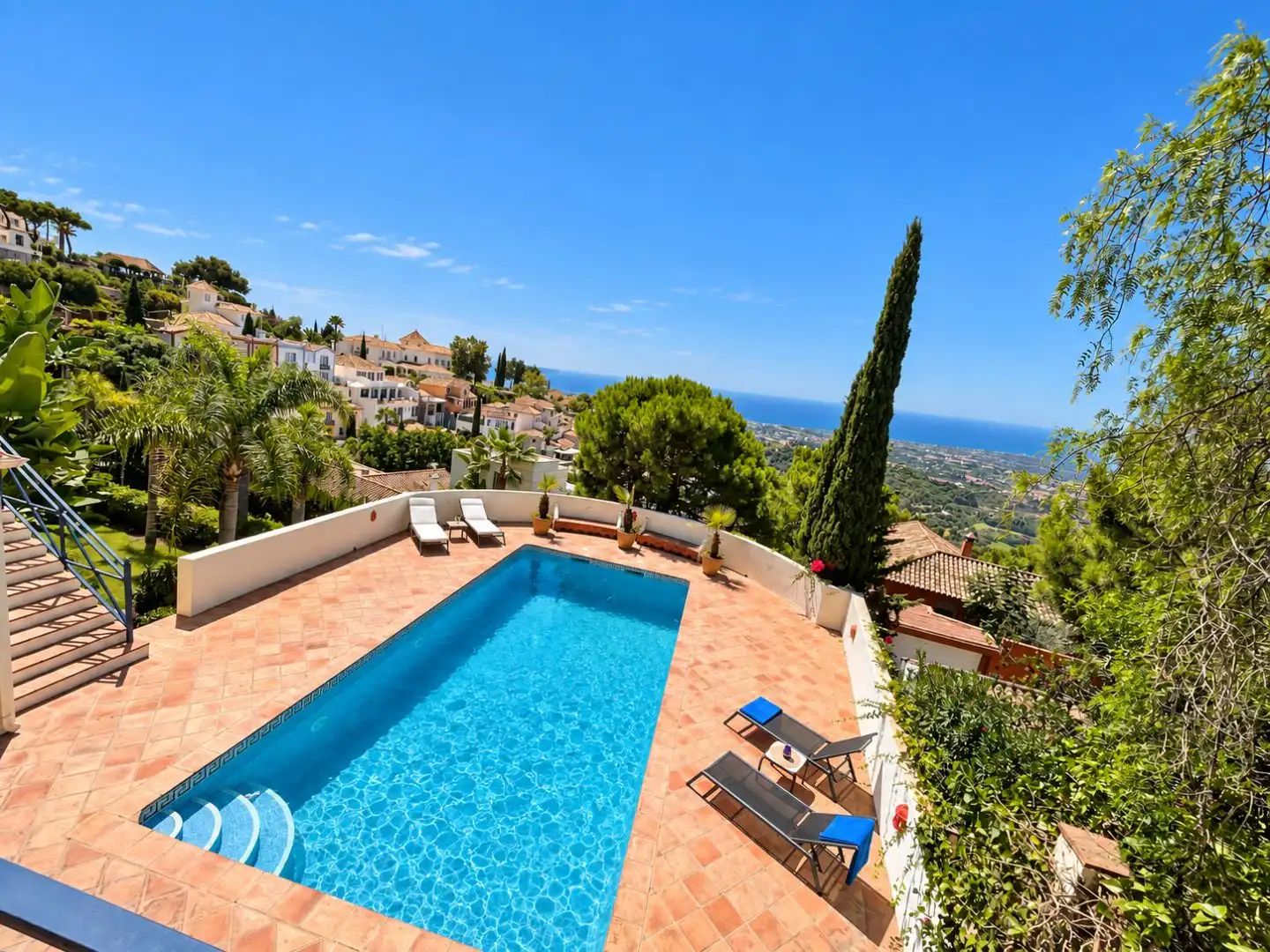 Exterior view of Houses for sale in Benahavís  with Air Conditioner, Swimming Pool and Balcony