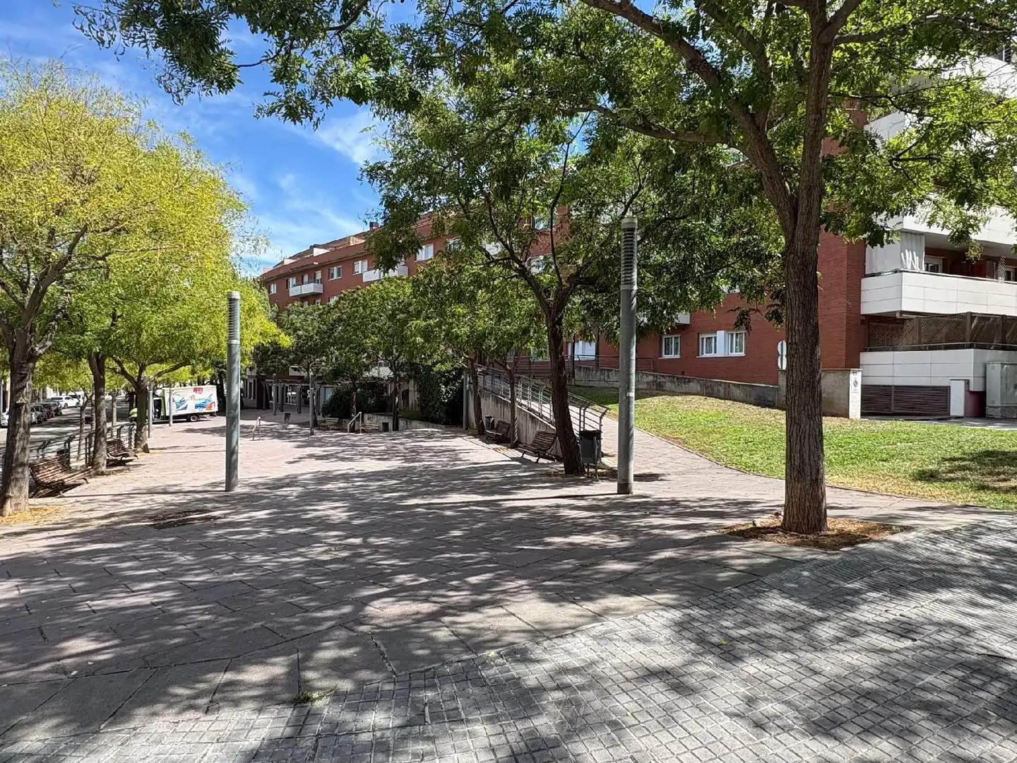 Vista exterior de Local en venda en Barri Mion - Puigberenguer