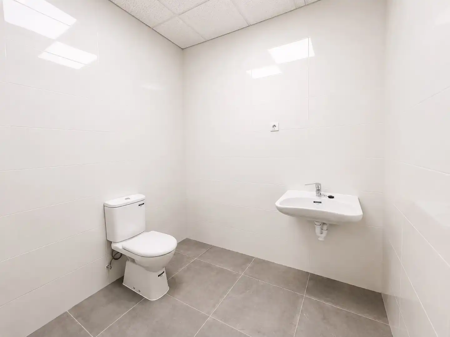 Bathroom of Commercial properties for rent in Madrid