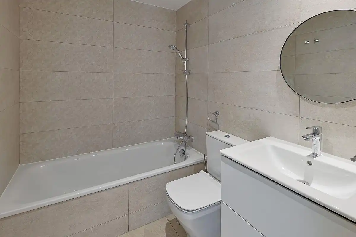 Badezimmer von Dachboden zur Miete in Boadilla del Monte mit Terrasse, Abstellraum und Gemeinschaftspool