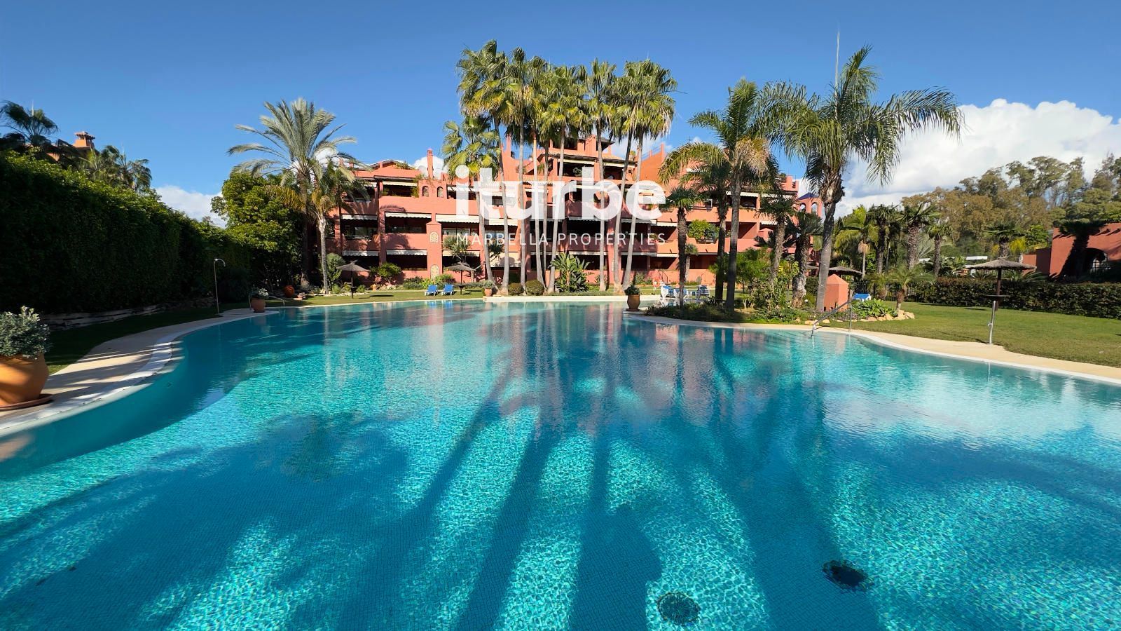 Vista exterior de Pis en venda en Marbella amb Aire condicionat, Calefacció i Terrassa
