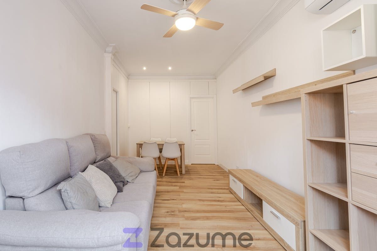 Living room of Flat to rent in  Madrid Capital  with Air Conditioner, Heating and Parquet flooring