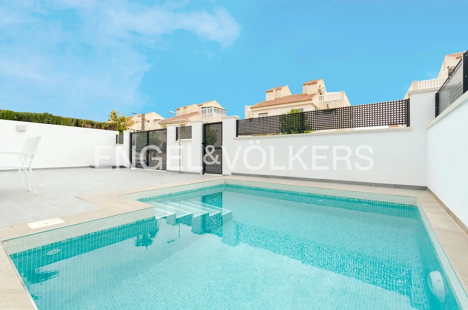 Vista exterior de Casa o xalet en venda en Torrevieja amb Aire condicionat, Calefacció i Jardí privat
