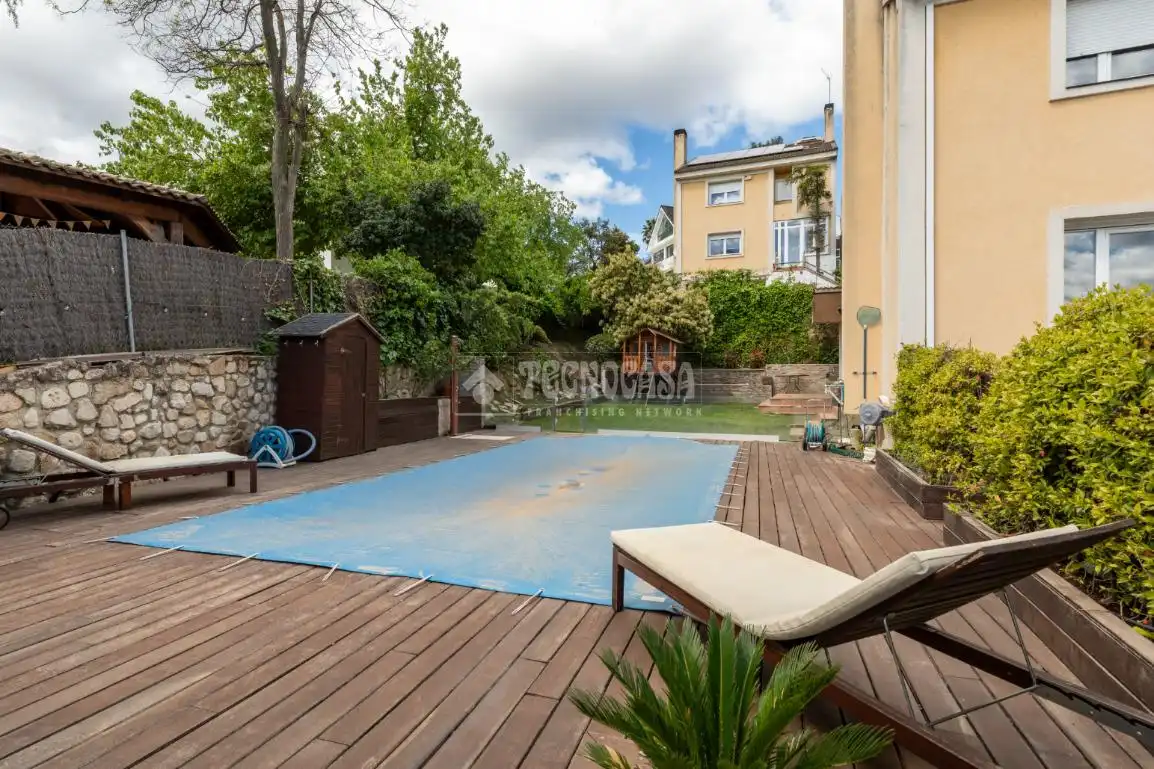 Piscina de Casa adosada en venda en Torrelodones amb Calefacció, Jardí privat i Piscina