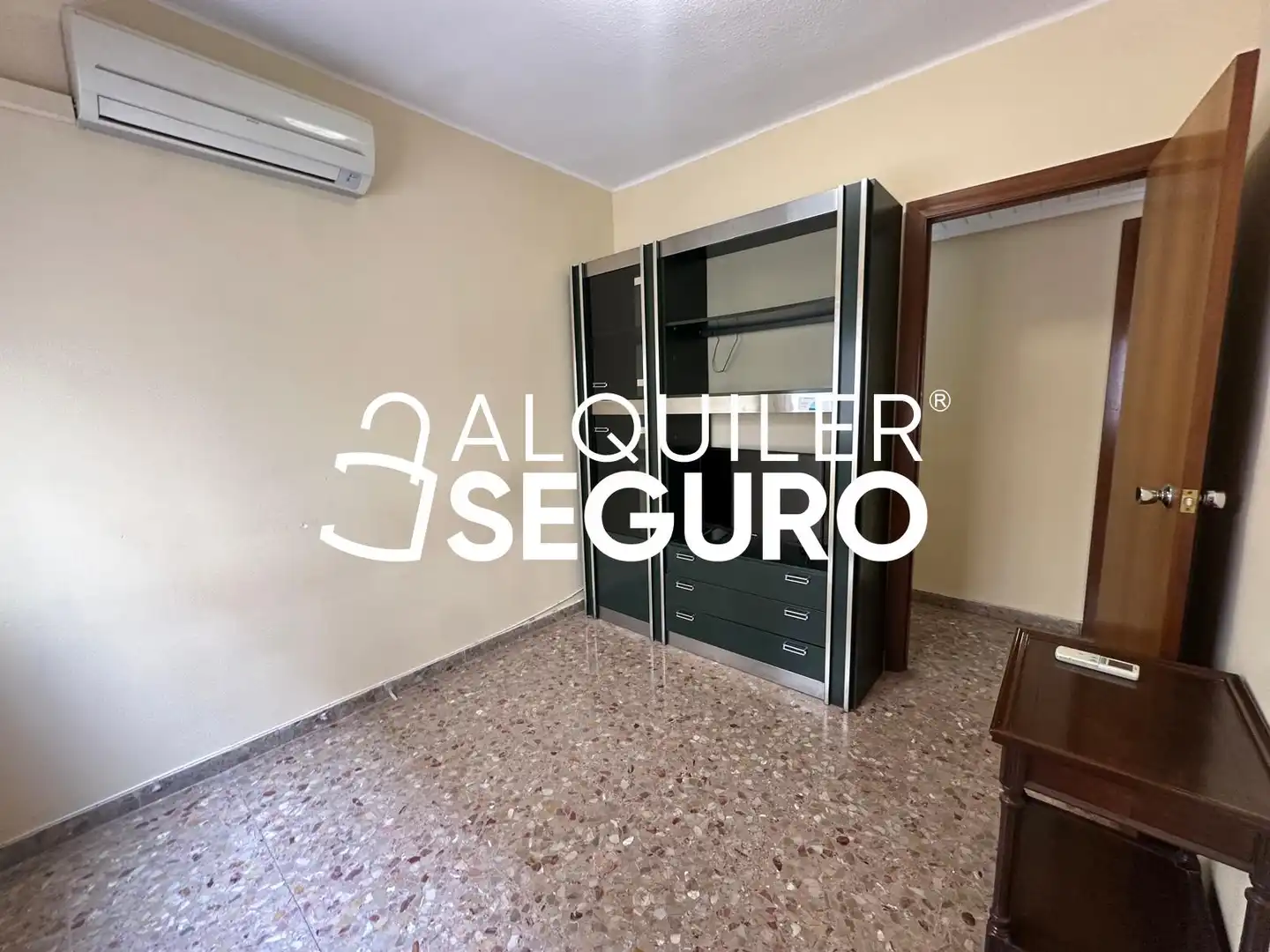 Habitación de Piso de alquiler en Valencia con Aire acondicionado y Amueblado